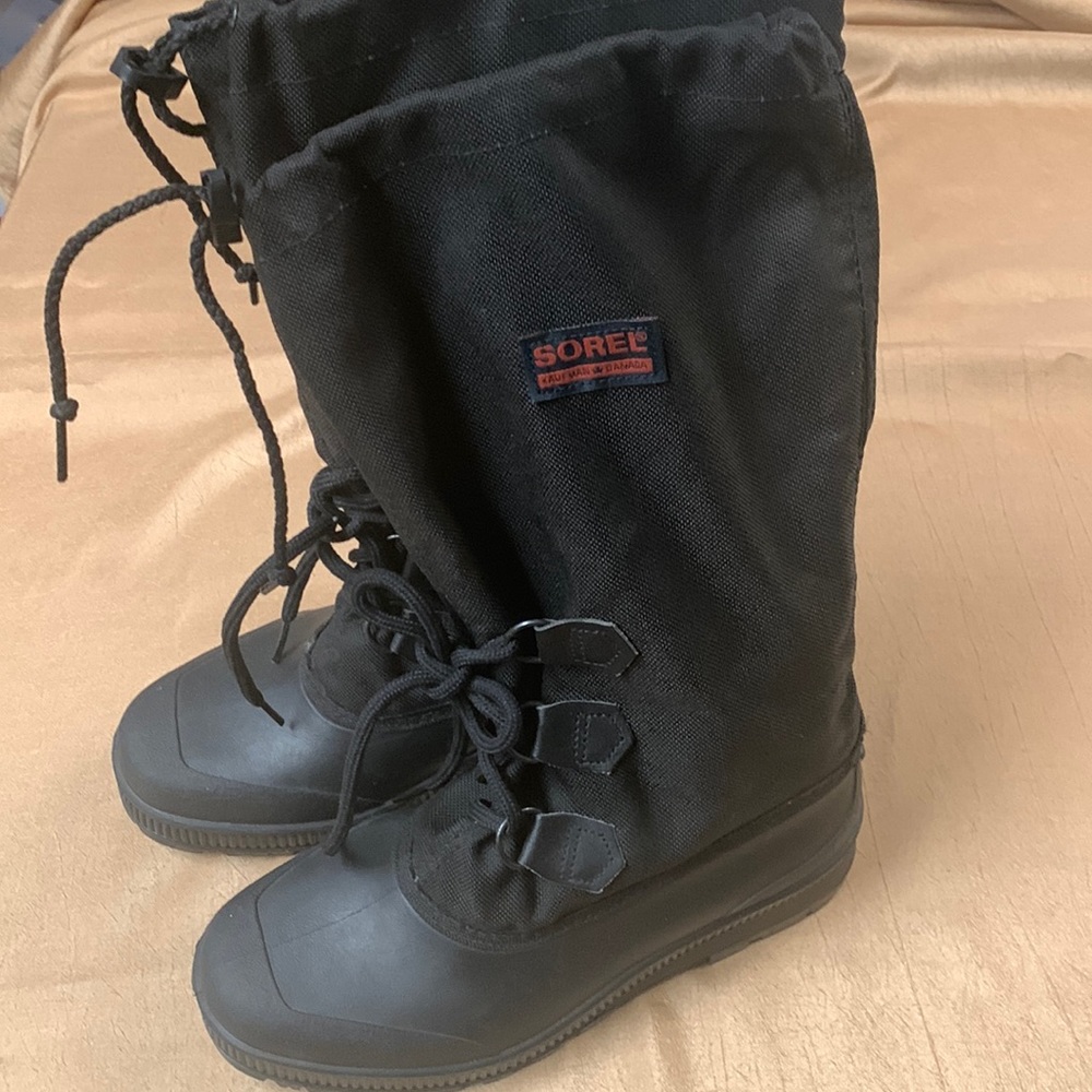 Sorel women’s boots - size 8 - barely used